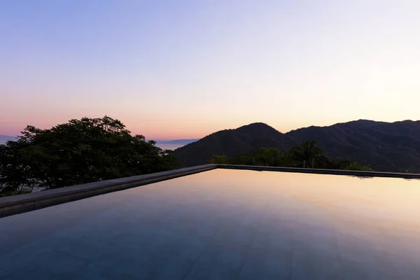 Piscina Nascer Sol Com Vista Para Floresta Tropical Baía Puerto — Fotografia de Stock