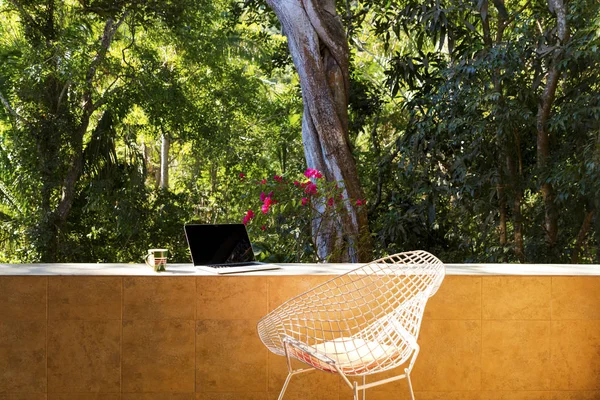 椅子和笔记本电脑俯瞰热带雨林 墨西哥 — 图库照片