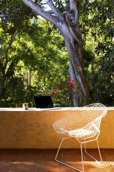 椅子和笔记本电脑俯瞰热带雨林 墨西哥 — 图库照片