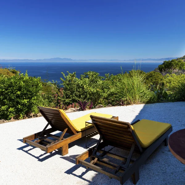 Sonnenliegen Mit Blick Auf Den Tropischen Regenwald Und Die Bucht — Stockfoto