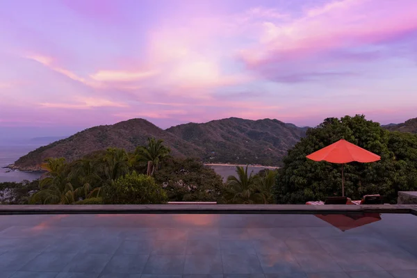 Piscina Tramonto Con Vista Sulla Foresta Pluviale Tropicale Sulla Baia — Foto Stock