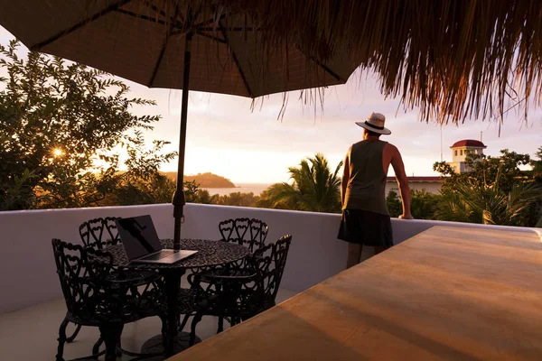 メキシコを見下ろす屋上の日没時男 — ストック写真