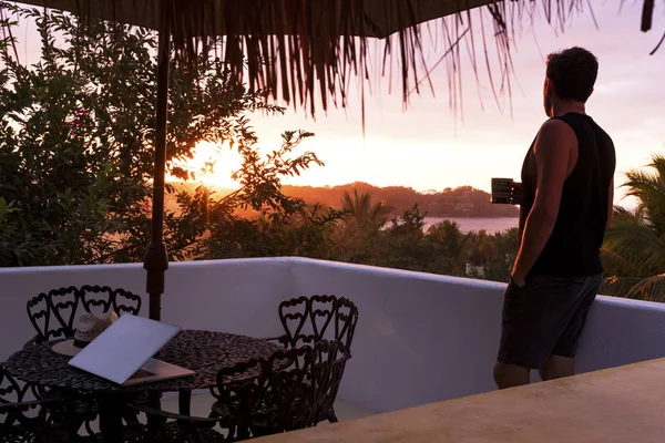 Mann Bei Sonnenuntergang Auf Dem Dach Mit Blick Auf Sayulita — Stockfoto