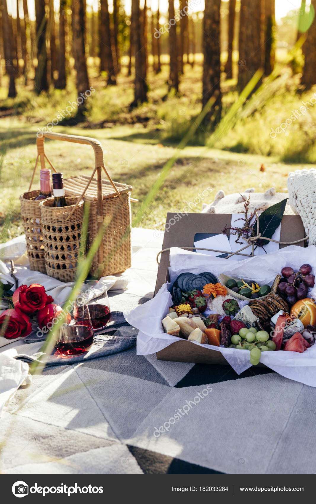 Picnic Romántico Con Plato Comida Mixta Vino Atardecer fotografía de
