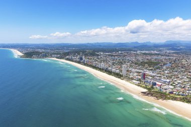 Miami ve Burleigh Heads güneşli görünümünü Gold Coast Queensland Avustralya