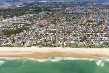Deniz kızı Beach Sunny hava görünümünü Gold Coast Queensland, Avustralya