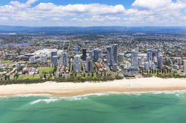 Gold Coast, Queensland, Avustralya iç seyir Broadbeach güneşli havadan görünümü