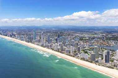 Surfers Paradise, Queensland, Avustralya Gold Coast üzerinde iç seyir güneşli havadan görünümü
