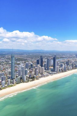 Surfers Paradise, Queensland, Avustralya Gold Coast üzerinde iç seyir dikey havadan görünümü