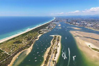 Tükürmek ve Gold Coast Surfers Paradise doğru seyir Broadwater güneşli hava görünümünü