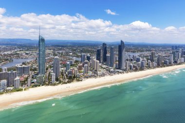 Surfers Paradise, Queensland, Avustralya Gold Coast üzerinde iç seyir güneşli havadan görünümü