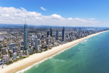 Surfers Paradise, Queensland, Avustralya Gold Coast üzerinde iç seyir güneşli havadan görünümü