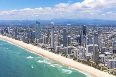 Surfers Paradise, Queensland, Avustralya Gold Coast üzerinde iç seyir güneşli havadan görünümü