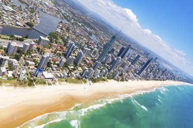 Surfers Paradise, Queensland, Avustralya Gold Coast üzerinde iç seyir güneşli havadan görünümü