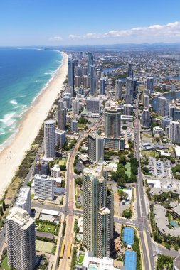 Güneşli Surfers Paradise dikey hava görünümünü Gold Coast Queensland, Avustralya