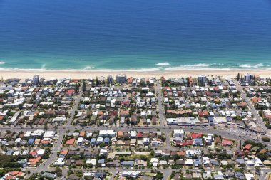 Deniz kızı Beach Sunny hava görünümünü Gold Coast Queensland, Avustralya