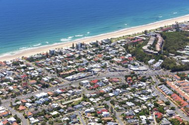Deniz kızı Beach Sunny hava görünümünü Gold Coast Queensland, Avustralya