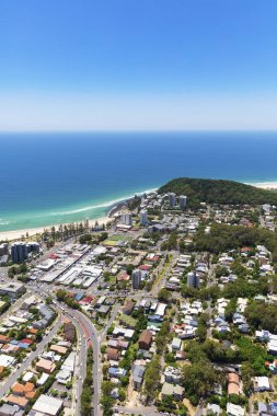 Güneşli Burleigh Heads dikey görünüm olarak Gold Coast Queensland Avustralya