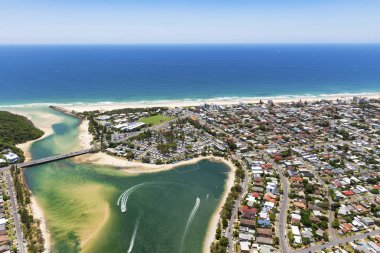 Palm Beach ve Tallebudgera Creek güneşli görünümünü Gold Coast Queensland, Avustralya