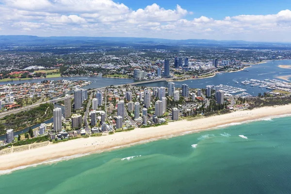 阳光明媚的主要海滩和南港看内陆的黄金海岸 昆士兰 澳大利亚的鸟瞰图 — 图库照片