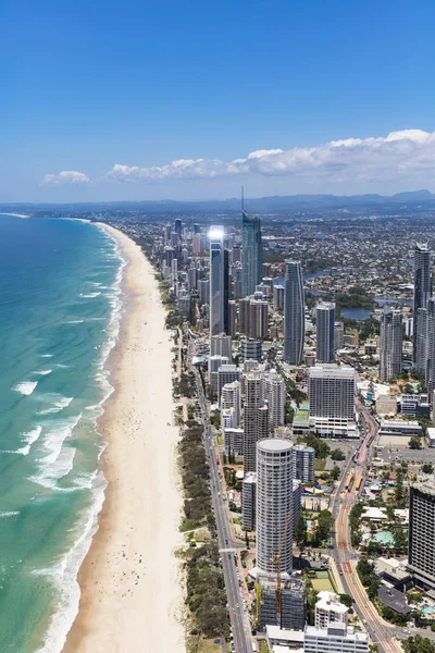 金の海岸 クイーンズランド オーストラリアの日当たりの良いサーファーズ パラダイスの垂直空中写真 — ストック写真