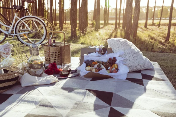 Романтичний Пікнік Створений Змішаною Їжею Вином Заході Сонця — стокове фото
