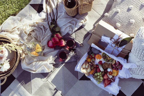 Picnic Romántico Con Plato Comida Mixta Vino Atardecer — Foto de Stock