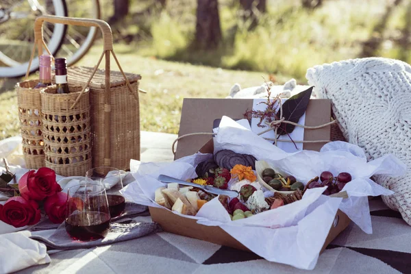 Picnic Romántico Con Plato Comida Mixta Vino Atardecer — Foto de Stock