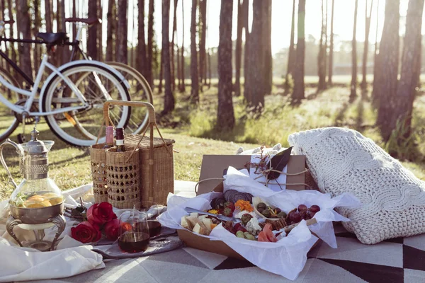 混合フード盛り合わせと日没でワインをロマンチックなピクニック セット — ストック写真