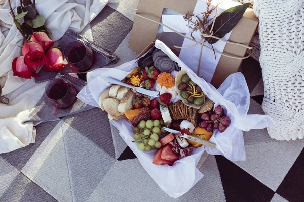 混合フード盛り合わせと日没でワインをロマンチックなピクニック セット — ストック写真