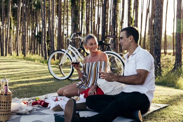 Romantische Koppel Met Een Picknick Bij Zonsondergang Buurt Van Bos — Stockfoto