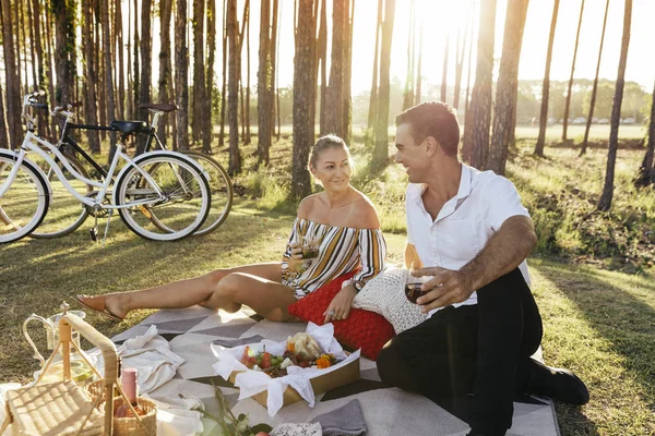 Romantische Koppel Met Een Picknick Bij Zonsondergang Buurt Van Bos — Stockfoto