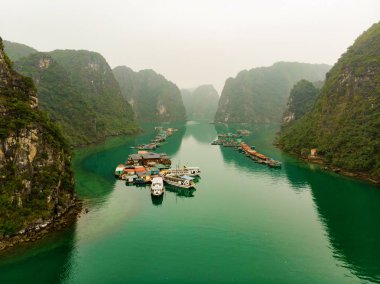 Halong Körfezi 'ndeki geleneksel Cua Van Yüzen Köyü.