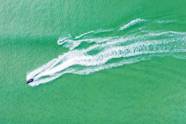 Uyandırma görevlisi mavi sularda jet ski tarafından çekildi.