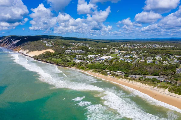 Rainbow Beach városa egy napsütéses napon Qld-ben — Stock Fotó