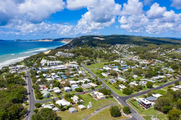 Город Rainbow Beach в солнечный день в QLD — стоковое фото