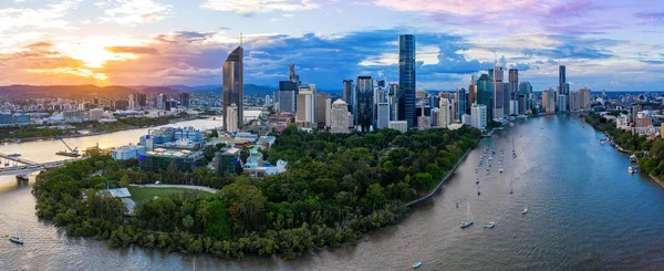 Panorama do horizonte de Brisbane ao pôr-do-sol — Fotografia de Stock