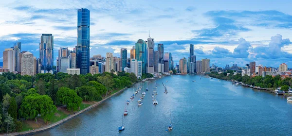 Panorama do horizonte de Brisbane ao pôr-do-sol — Fotografia de Stock