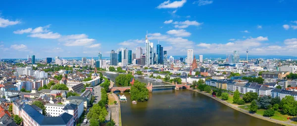 Panorama von Frankfurt am Main an einem sonnigen Tag — Stockfoto