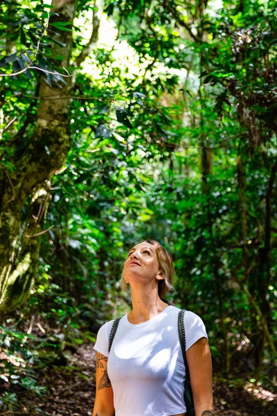 Woman exploring in tropical rainforest on Queensland's Gold Coas — Stock Photo, Image
