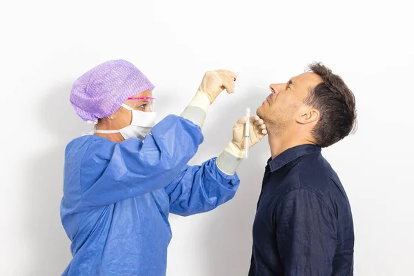 Médico Con Traje Protector Que Toma Hisopo Nasal Una Persona — Foto de Stock