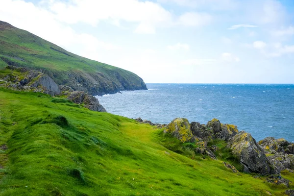 Linea costiera con erba verde a Douglas, Isola di Man — Foto Stock