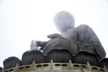 Tian Tan Buddha statue yakınındaki Po Lin Monastery, Lantau Island, Hong Kong yüksek dağ.