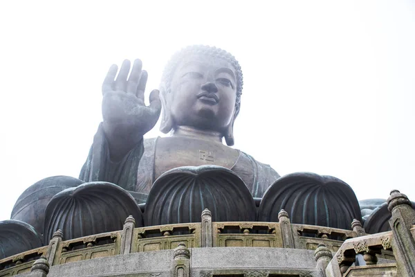 Statua di Tian Tan Buddha in alta montagna vicino al Monastero di Po Lin, Isola Lantau, Hong Kong . — Foto Stock