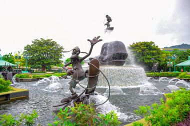 Hong Kong Disneyland - Mayıs 2015: Heykel çeşme parkın girişinde