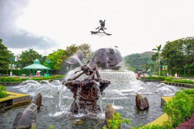 Hong Kong Disneyland - Mayıs 2015: Heykel çeşme parkın girişinde