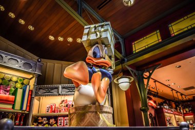 Hong Kong Disneyland - Mayıs 2015: Donald Duck depodaki hediyeler taşıyan
