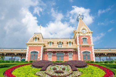 Hong Kong Disneyland - Mayıs 2015: Disneyland Belediye Binası ve tren istasyonu, Hong Kong Disneyland