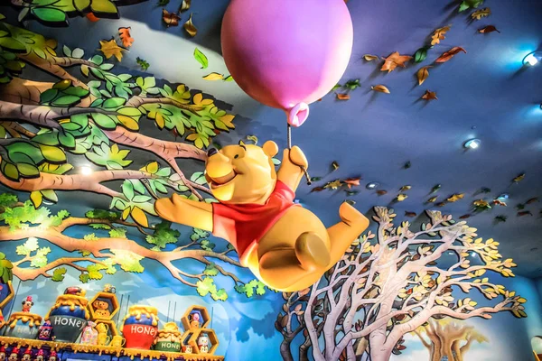 Hong Kong Disneyland - mei 2015: Vele avonturen van winnie de Poeh — Stockfoto