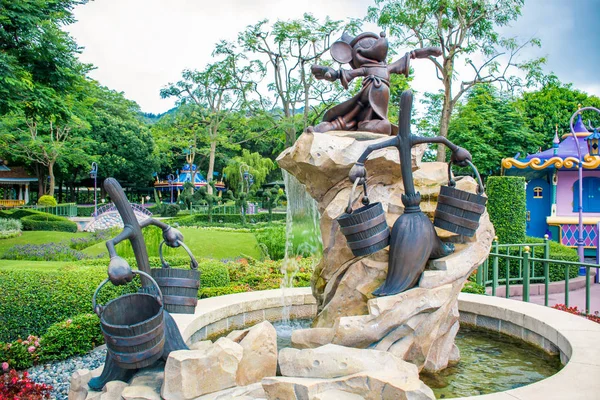 HONG KONG DISNEYLAND - MAYO 2015: Estatua de fantasía de Mickey —  Fotos de Stock